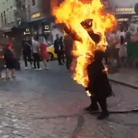 Galata Kulesinde Kendini Yakan Adam Öldü.!