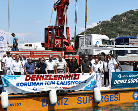 Antalya’nın İlk Deniz Süpürgesi Akdeniz’e İndirildi