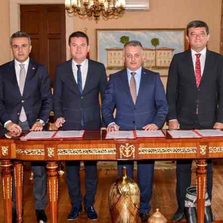Murat Hüdavendigar Günay’ın yine Kumluca’da yaptıracağı Halk Eğitimi Merkezi Protokolünü imzaladı