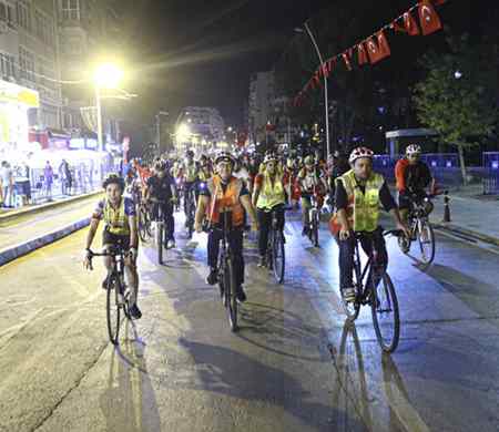 29 Ekim Coşkusu Antalya Sokaklarında