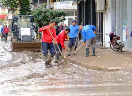 Antalya Büyükşehir Belediye Ekipleri Afetin İzlerin Silmek İçin Gece Gündüz Çalışıyor