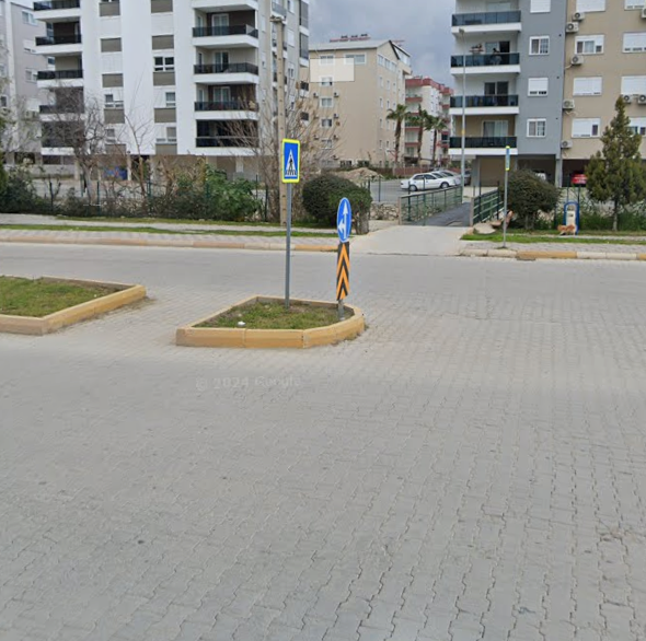 Finike’de Okul Önlerinde Güvenlik Endişesi: Veliler Önlem İstiyor