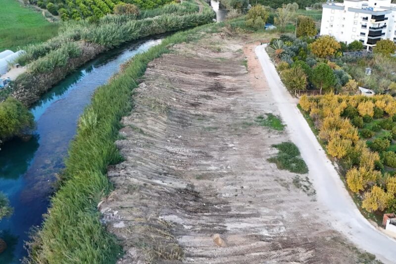 Finike Belediyesi Çalışıyor: Kum Mahallesi’nde Temizlik Çalışmaları Sürüyor