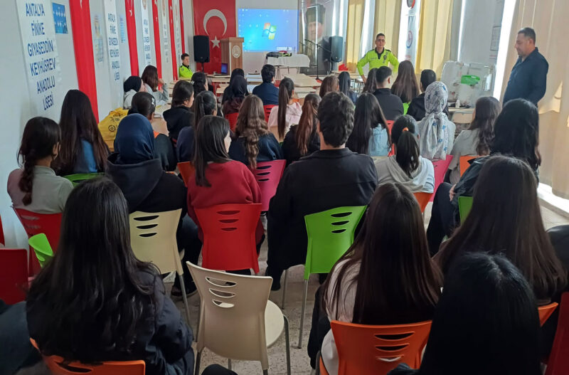 Finike’de Öğrencilere “Bir Kural Bir Ömür” Kapsamında Motosiklet ve Kariyer Bilgilendirmesi