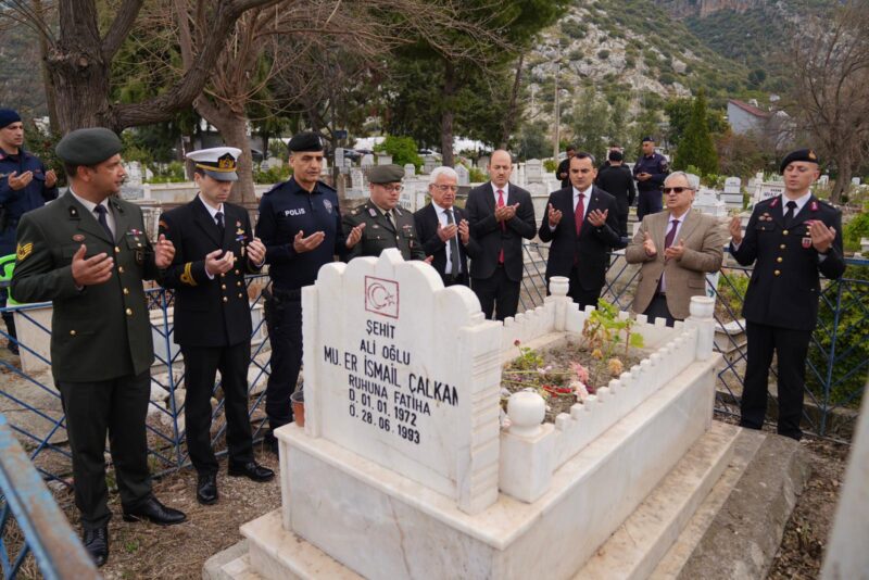 FİNİKE’DE 18 MART ŞEHİTLER GÜNÜNDE ŞEHİTLİK ZİYARETİ