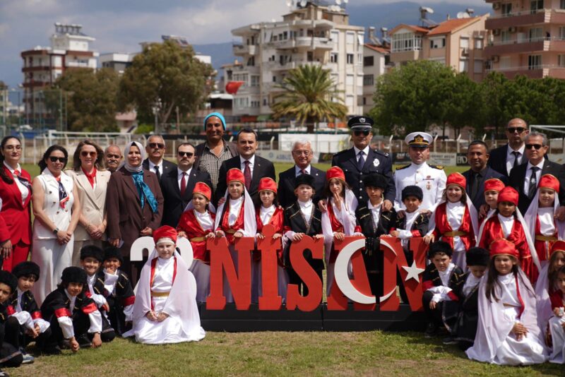 FİNİKE’DE 23 NİSAN COŞKUSU STADA TAŞTI