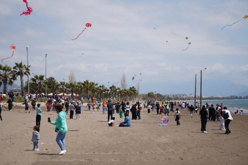 FİNİKE SAHİLİNDE UÇURTMA ŞENLİĞİ RENKLİ GÖRÜNTÜLERE SAHNE OLDU