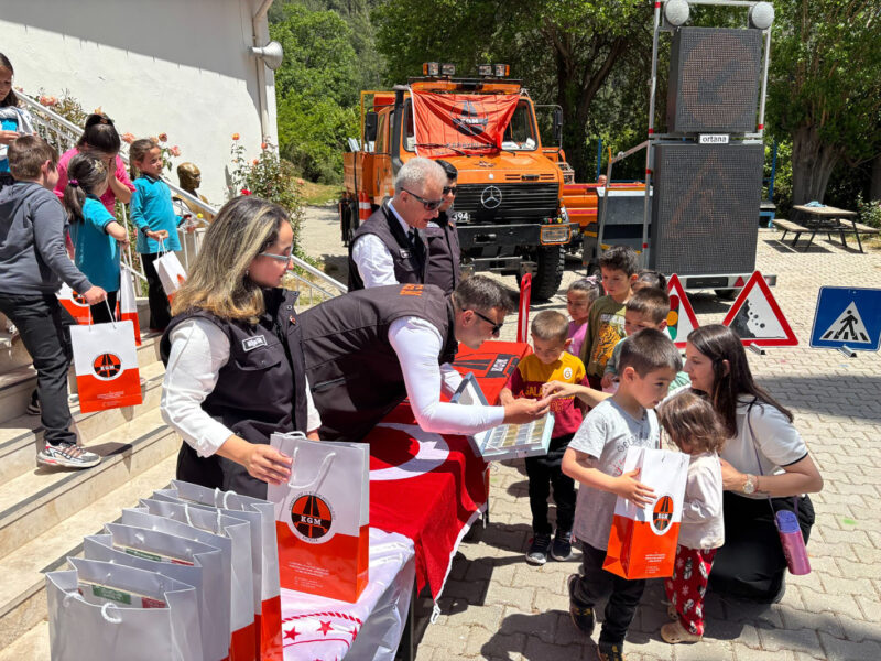 Finike’de Minik Öğrencilere Trafik Güvenliği Eğitimi