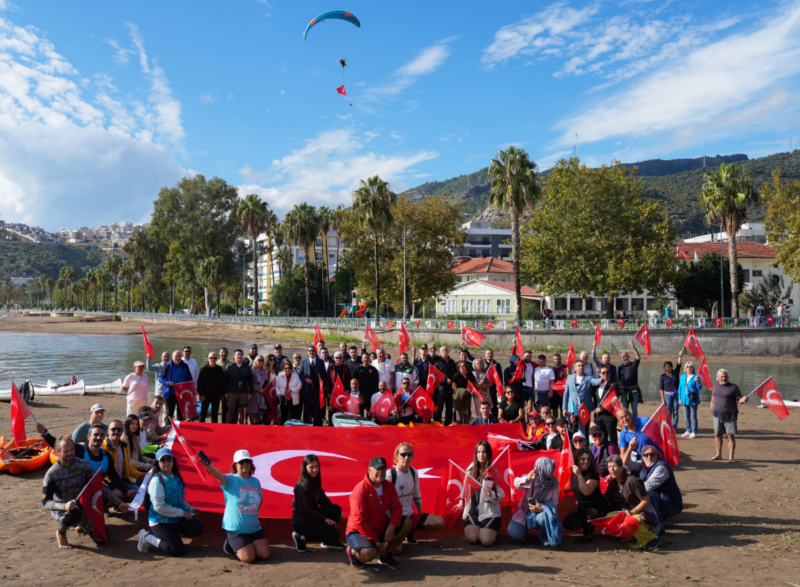FİNİKE’DE CUMHURİYET COŞKUSU DENİZDEN GÖKYÜZÜNE TAŞTI